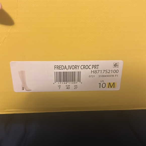 Circus by Sam Edelman Cream crocodile patterned platform boots. Never worn! - Picture 6 of 6